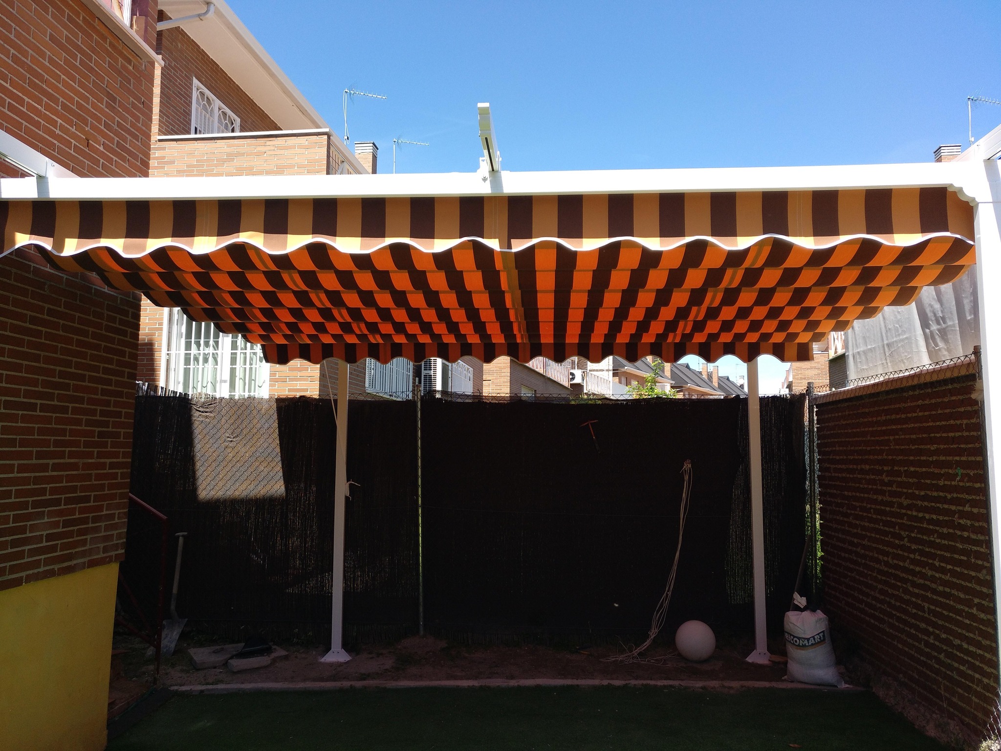 Sistema de toldo automático con motorización y domótica para el hogar